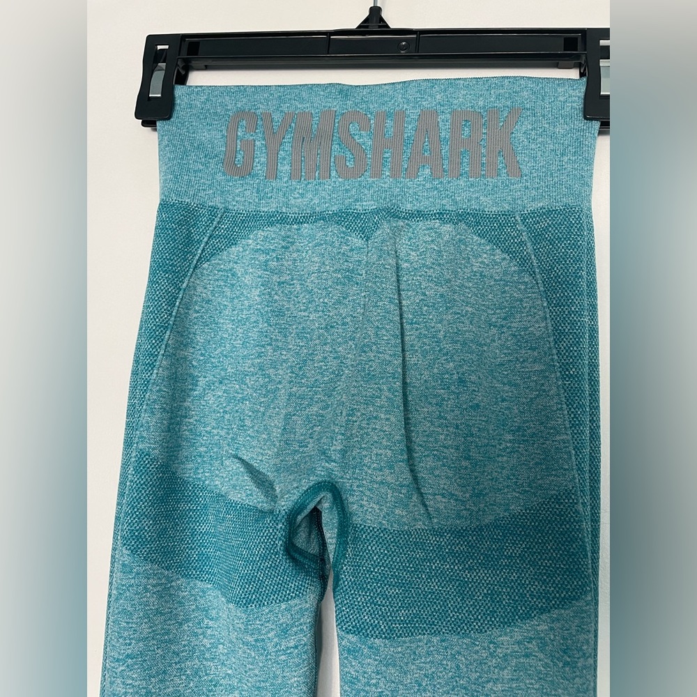 Gym shark leggings